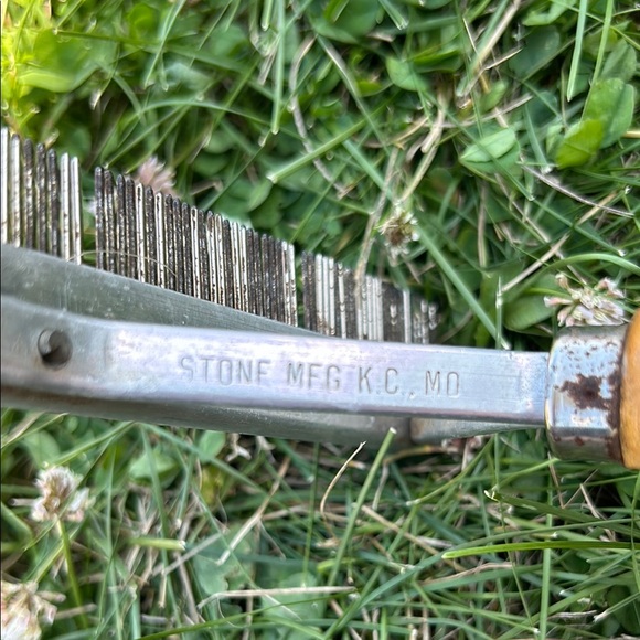 Wooden Handle Grooming Rake for Men - Picture 4 of 5